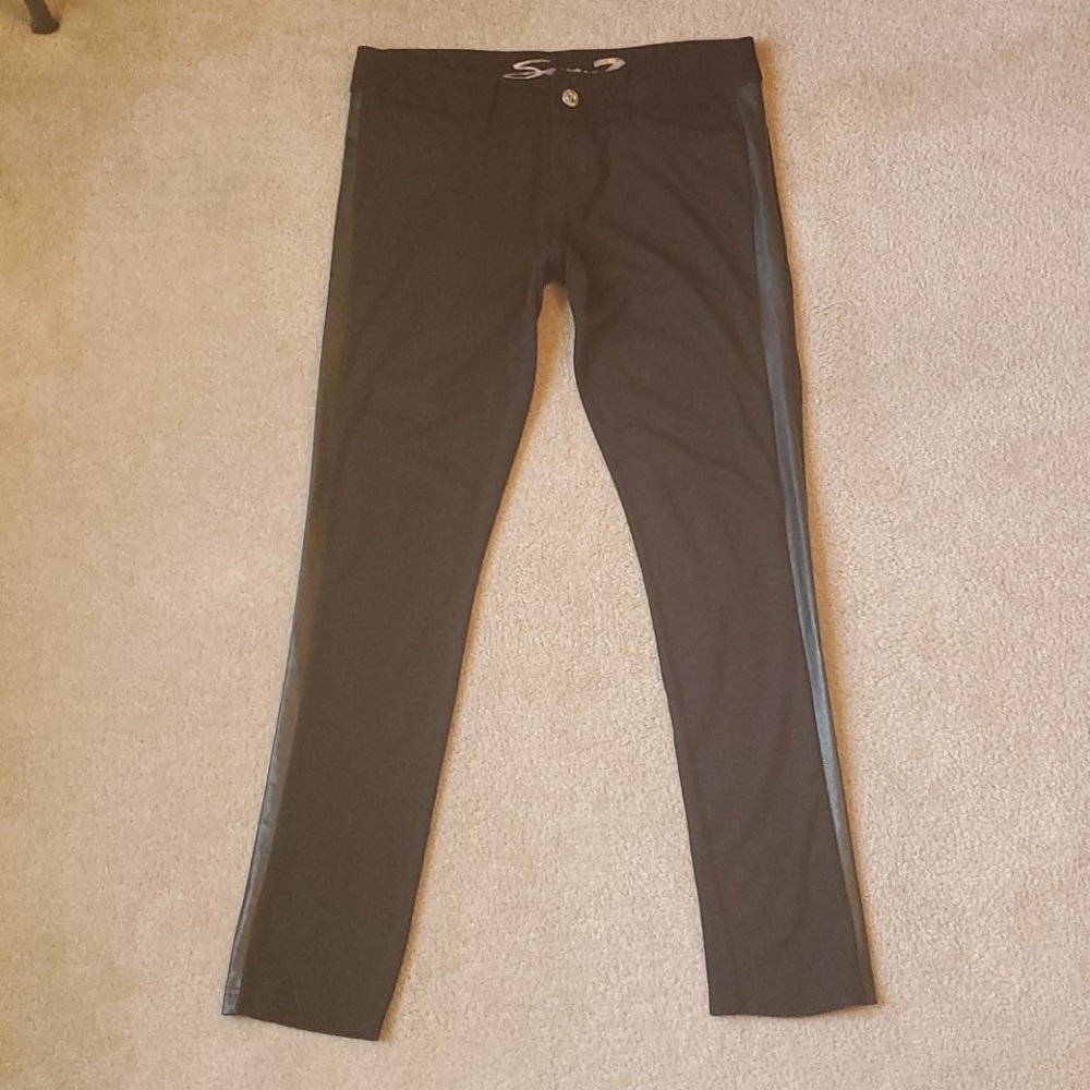 Seven7 black skinny pants in a size 6